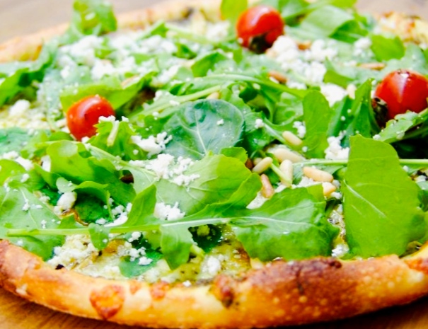 Pizza con rúcula como uno de sus ingredientes 