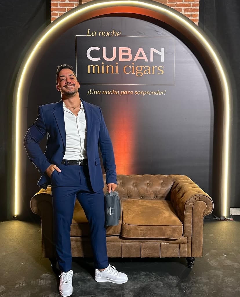 Danilo Serrano también es un fiel amante de los habanos (Imagen tomada de la página de Instagram de Danilo Serrano).