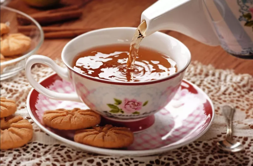 Los beneficios de tomar té caliente en época de calor son importantes, ya que puede ayudar a aliviar malestares estomacales, como la hinchazón y la acidez. 