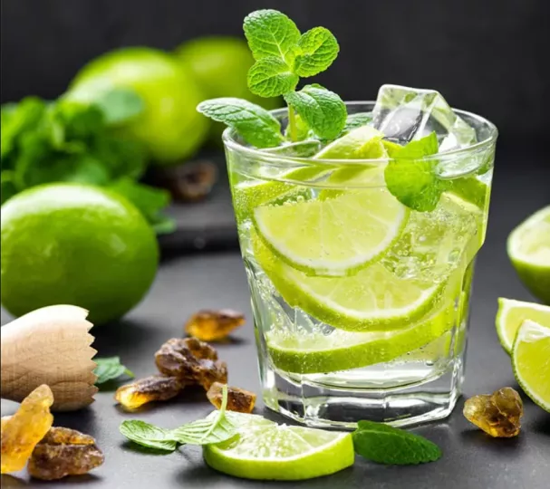 El Mojito, considerado el más famoso de todos y cuyo toque adicional ofrecido por la hoja de hierba buena lo hace apetecible y fácilmente reconocible. 