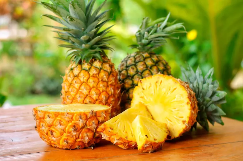  Su sabor tropical y su jugosa textura la convierten en un elemento versátil que se puede utilizar en platos dulces y salados. 