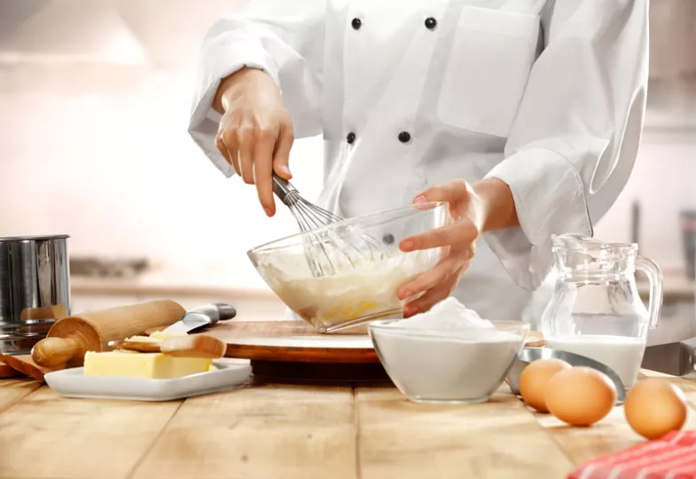 No sólo necesitas saber sobre alimentos y utensilios, sino también tener un adecuado nivel de orden y limpieza.