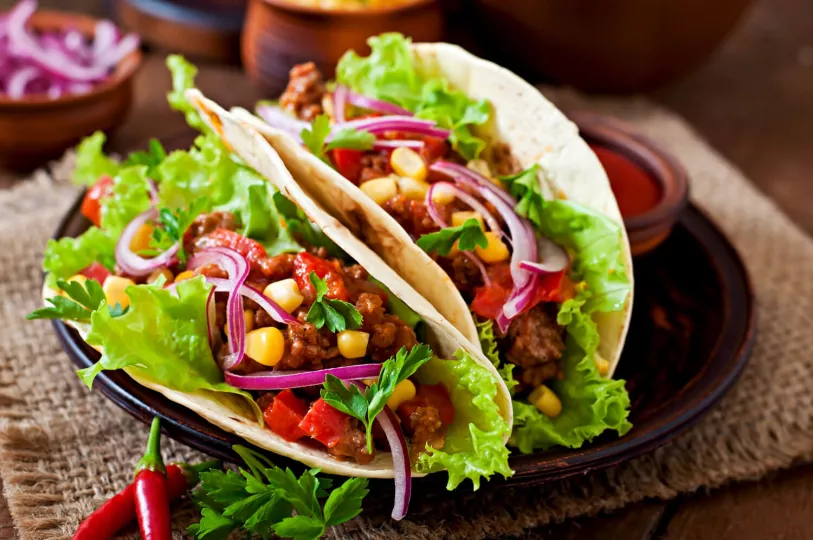Los tacos son un plato típico de la gastronomía mexicana que consiste en una tortilla de maíz o harina rellena de carne, vegetales, salsa y otros ingredientes deliciosos. 