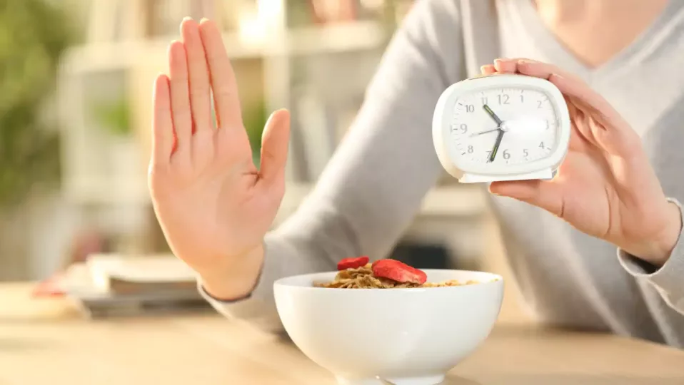 Por ejemplo, puedes ayunar durante 16 horas y luego comer durante una ventana de 8 horas.