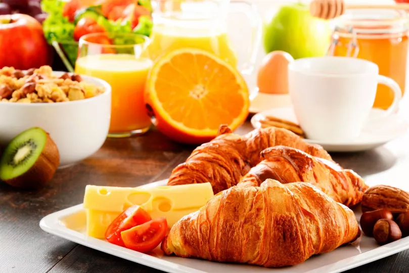Evita los desayunos cargados de azúcares refinados y alimentos procesados. 