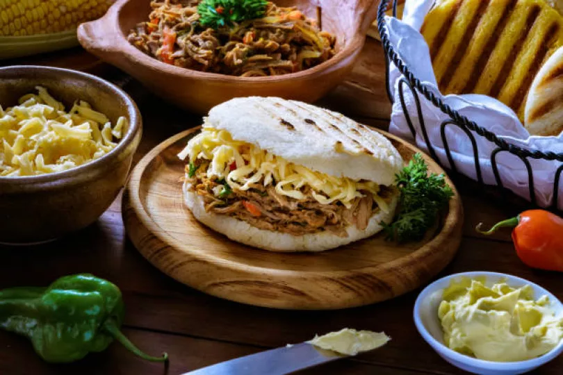 Arepas con distintas combinaciones de ingredientes 