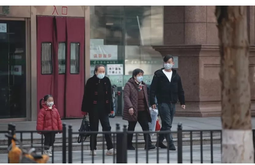 Personas con máscaras frente al Hospital Central de Wuhan