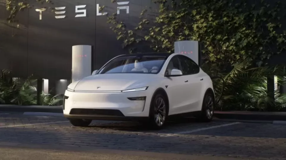 El Tesla Model Y en su nueva versión para el 2025, en color blanco.