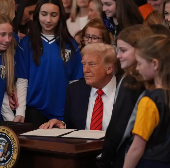 El presidente Donald Trump firmó la orden en el Día Nacional de las Niñas y las Mujeres en el Deporte