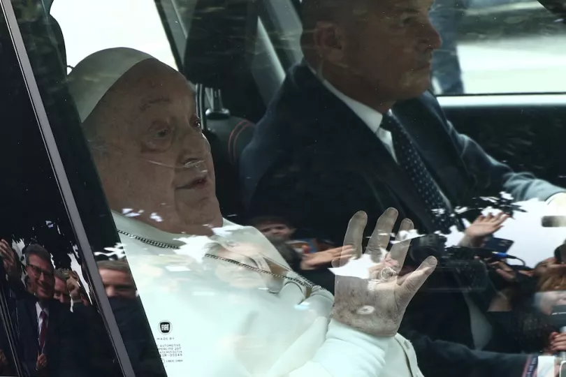 El Papa Francisco fue dado de alta y regresó al Vaticano