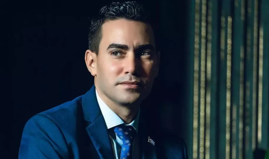 El periodista Mario Pentón es conocido por tratar a través de sus redes sociales los temas de inmigración 