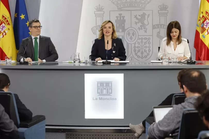 La ministra de Educación y portavoz del gobierno, Pilar Alegría (centro), en conferencia de prensa.