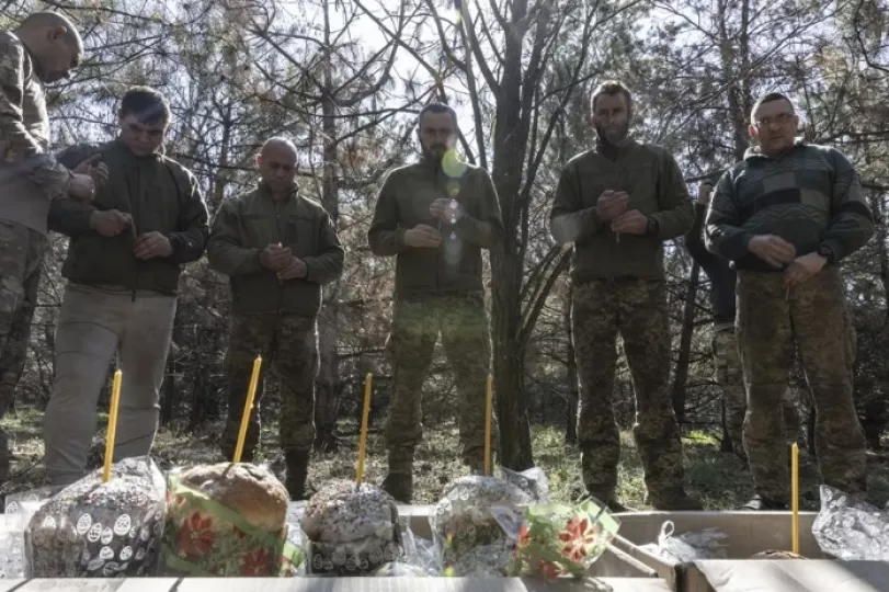 Militares de una brigada en una misa de Pascua cerca de una línea de frente, en la región de Dnipropetrovsk, Ucrania.
