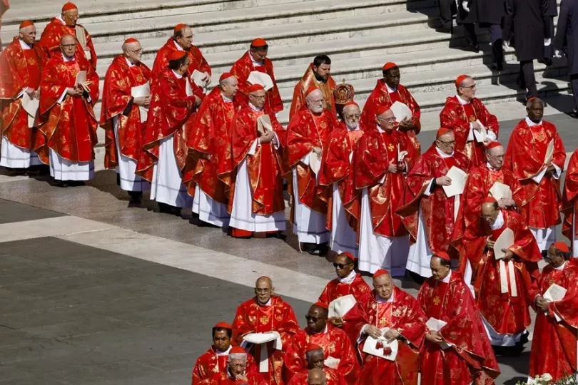 Cardenales en la misa funeral del Papa Francisco en la Plaza de San Pedro