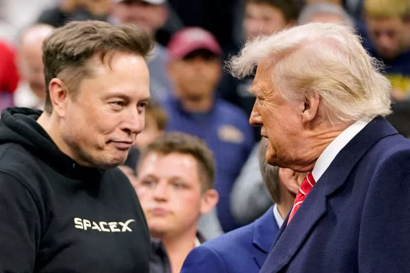 Musk saluda a Trump en una fotografía de archivo tomada mientras asisten a los campeonatos masculinos de lucha libre de la NCAA, Filadelfia, Pensilvania, Estados Unidos, el 22 de marzo de 2025.