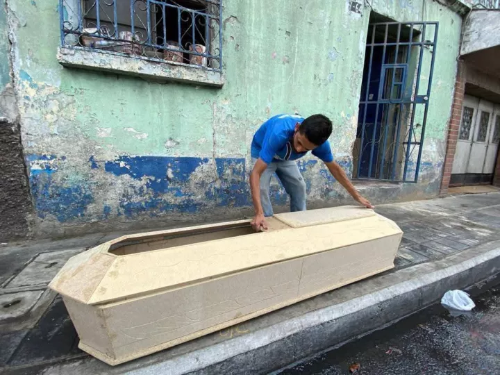 Nuevo emprendimiento comercializa ataúdes en La Habana.