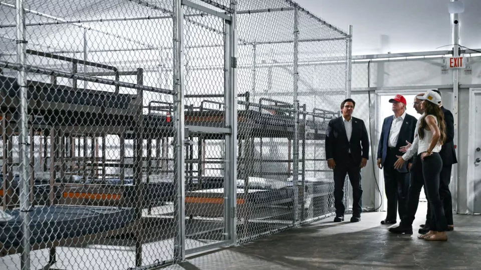 Una jueza federal de Florida ordenó el cierre del centro de detención de migrantes “Alligator Alcatraz”, tras determinar que viola la Ley Nacional de Política Ambiental y causa daños irreparables en los Everglades.