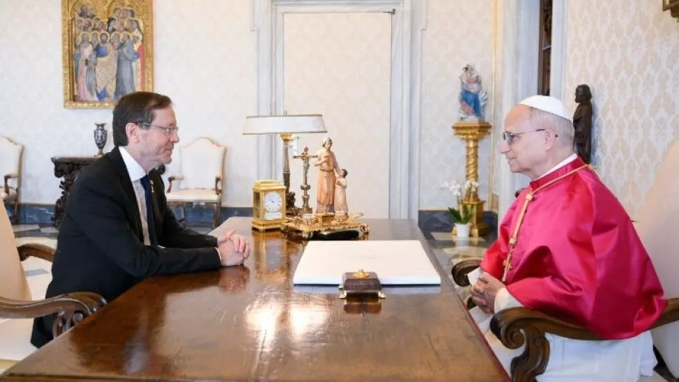 Leon XIV se reúne en el Vaticano con el presidente de Israel y le urge a un alto el fuego en Gaza y la entrada de ayuda humanitaria
