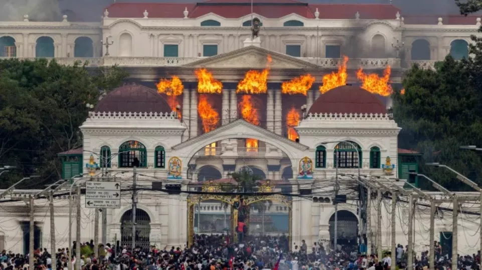 Dimite primer ministro de Nepal, en medio de fuertes protestas y con la capital en llamas