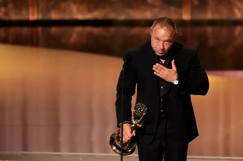 Stephen Graham subió tres veces al escenario a por premios Emmy por 'Adolescencia'. En la foto, con el premio al mejor actor protagonista de miniserie. Chris Pizzello (Invision/AP)