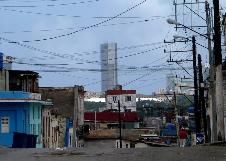 Una desmedida construcción hotelera en detrimento de la construcción y arreglo de viviendas se impuso en Cuba durante años. Foto: AMD.