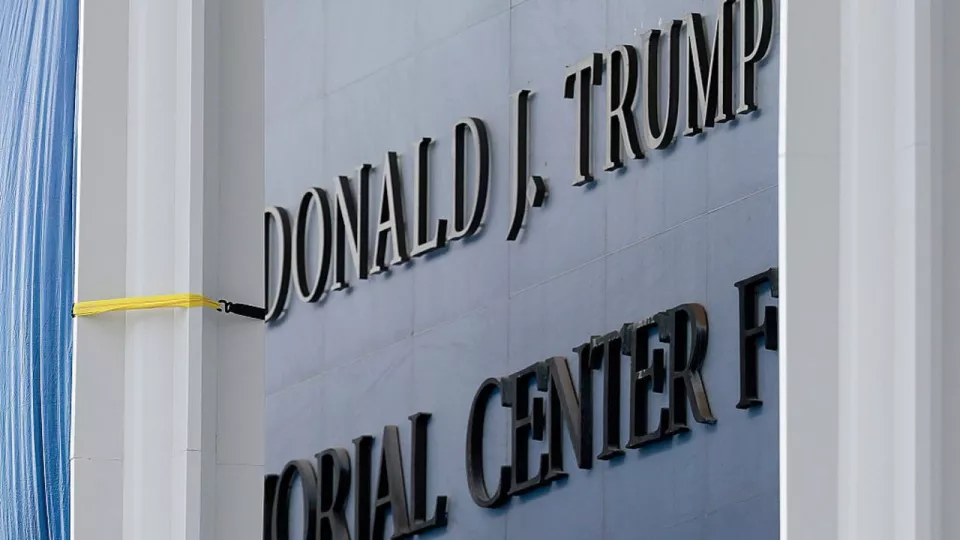 Trump impulsa cambio de nombre de aeropuerto en Florida y críticos señalan posibles beneficios económicos para su familia