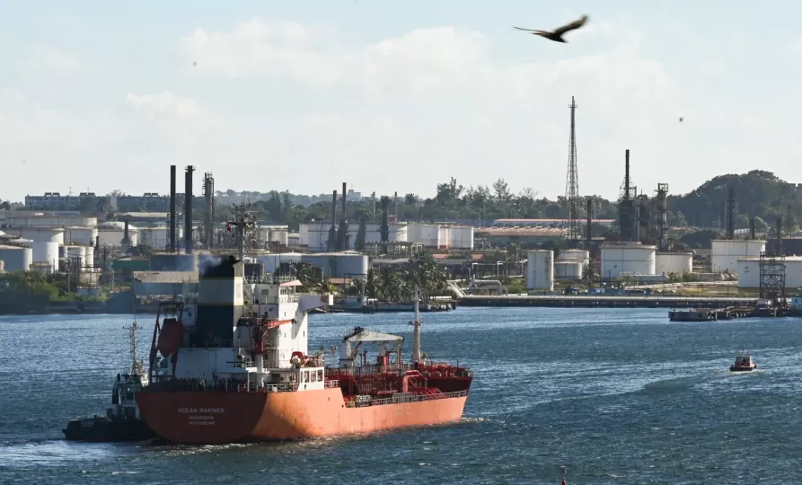 La amenaza de aranceles a países que suministren combustible a Cuba quedó en entredicho tras el fallo de la Corte Suprema que limita la autoridad presidencial para imponer medidas unilaterales sin aval del Congreso.