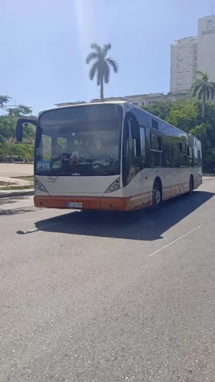 Ómnibus del transporte público en La Habana retoman sus horarios habituales tras el restablecimiento del suministro de combustible. Foto: Canal de WhatsApp Transportación en La Habana / MITRANS