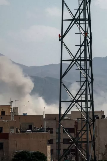 Columnas de humo se elevan tras una explosión registrada el sábado en Teherán. Foto: Agence France-Presse — Getty Images