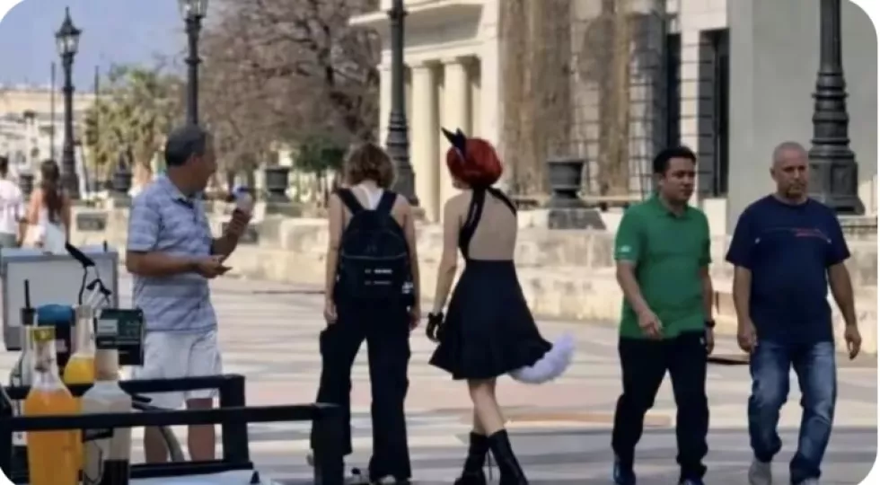 Dos jóvenes disfrazados caminando por el Paseo del Prado, en La Habana Vieja.