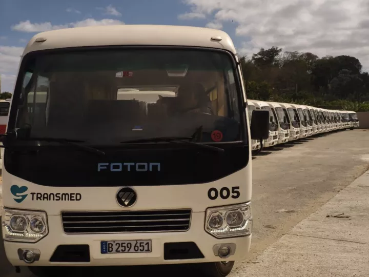 Los horarios establecidos para el transporte de los médicos en los ómnibus son ida: 6:30 a.m. y 3:00 p.m. y retorno de 8:00 a.m. y 4:00 p.m., de lunes a viernes.