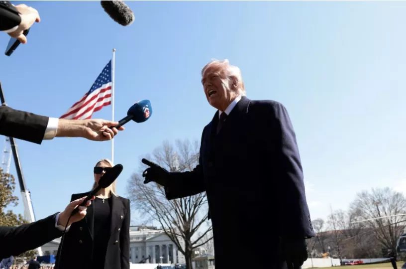 El presidente estadounidense Donald Trump ofreciendo declaraciones al salir de la Casa Blanca.