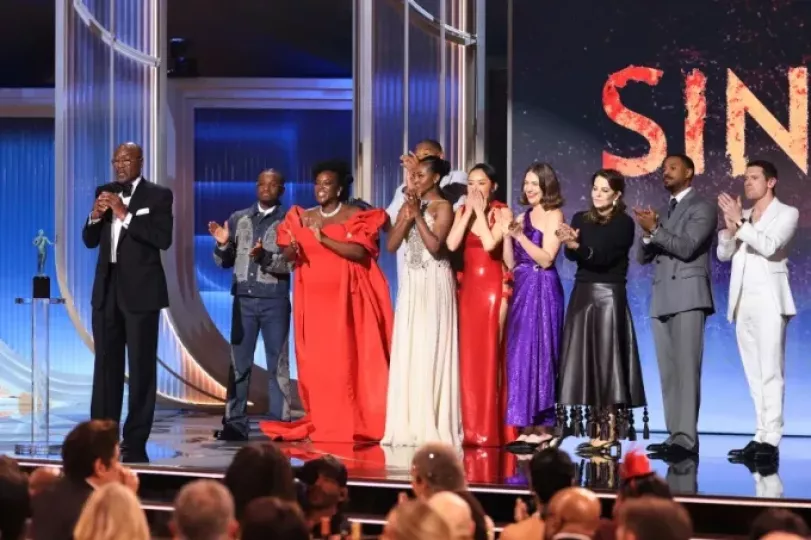 De izquierda a derecha: Delroy Lindo, Miles Caton, Wunmi Mosaku, Jayme Lawson, Omar Benson Miller, Li Jun Li, Lola Kirke, Francine Maisler, Michael B. Jordan y Jack O'Connell aceptan el premio a la mejor actuación de un elenco en una película por “Sinners” el domingo en Los Ángeles. Foto: Matt Winkelmeyer/Getty Images
