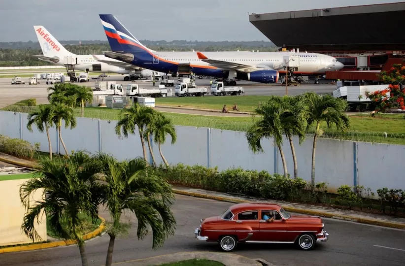 El avión de Aeroflot para el vuelo SU150 Moscú-La Habana se ve mientras un taxi sale de un estacionamiento en el Aeropuerto Internacional José Martí de La Habana, Cuba, 24 de junio de 2013/ Foto: REUTERS/Desmond Boylan