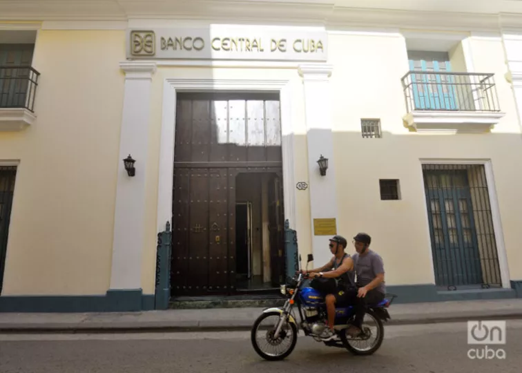 Banco Central de Cuba. Foto: Otmaro Rodríguez / Archivo de OnCuba News