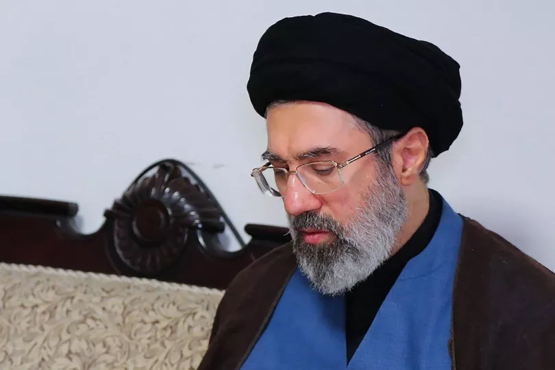 Esta fotografía, tomada en Teherán el 3 de octubre de 2024 y proporcionada por la oficina del líder supremo de Irán, muestra a Mojtaba Jamenei, uno de los hijos del líder supremo iraní asesinado, el ayatollah Ali Jamenei. Foto: AFP
