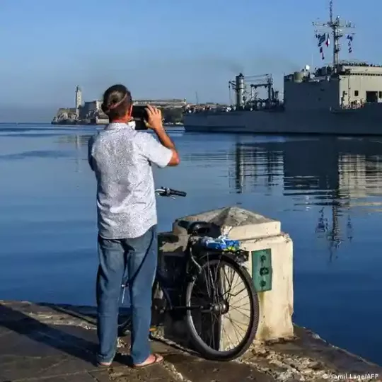 El buque de la Armada mexicana ARM Papaloapan atracó en la bahía de La Habana con un tercer cargamento de ayuda humanitaria. Foto: Yamil Lage/AFP