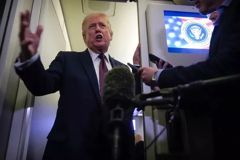 El presidente de Estados Unidos, Donald Trump, en unas declaraciones ante los medios de comunicación en el Air Force One Mark Schiefelbein. Foto: AP