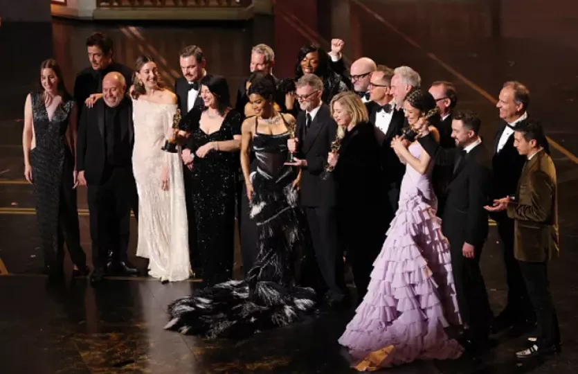 De izquierda a derecha: Alana Haim, Benicio del Toro, José Antonio García, Florencia Martin, Leonardo DiCaprio, Cassandra Kulukundis, Teyana Taylor, Shayna McHale, también conocida como Junglepussy, Paul Thomas Anderson, Sara Murphy, Michael Bauman, Anthony Carlino, Will Weiske, Chase Infiniti, Andy Jurgensen, Christopher Scarabosio y Tony Villaflor aceptan el premio a mejor película por “One Battle After Another” en el escenario durante la 98.ª edición de los premios Oscar en el Dolby Theatre el 15 de marz