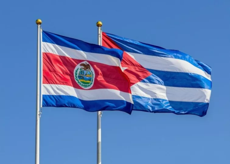 Bandera de Costa Rica y Bandera Cubana. Foto: OnCuba News
