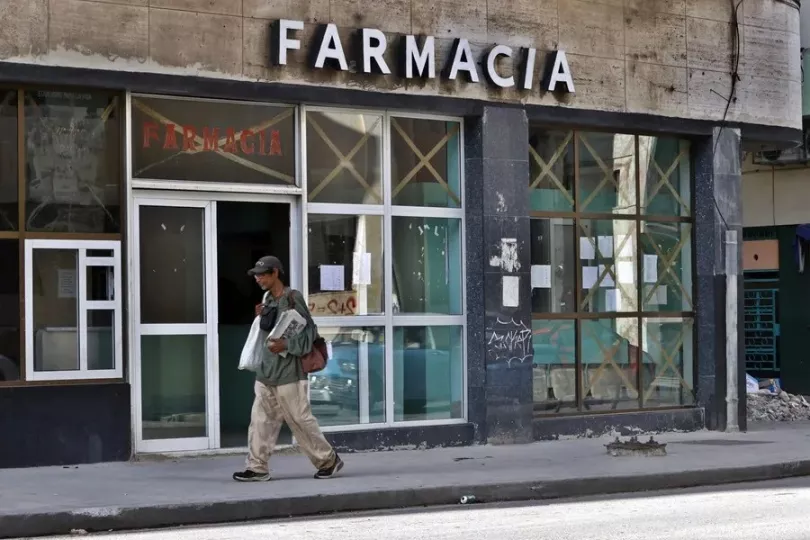 Fotografía de archivo de un hombre que camina frente a una farmacia, en La Habana (Cuba). Foto: EFE/ Ernesto Mastrascusa
