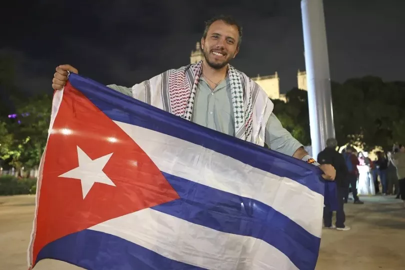 Fotografía del 18 de marzo de 2026 del activista climático brasileño, Thiago Ávila, posando con una bandera de Cuba en los preparativos del segundo grupo del Convoy Nuestra América, en Mérida, Yucatán (México). Foto: EFE/ Lorenzo Hernández