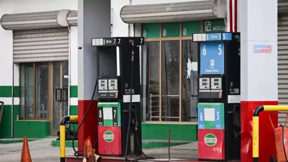 Vista de una estación de servicio vacía en La Habana el 6 de febrero