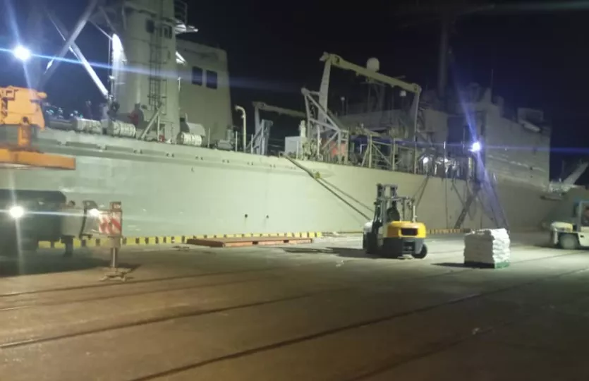 Proceso de descarga de los buques mexicanos con ayuda a Cuba.
