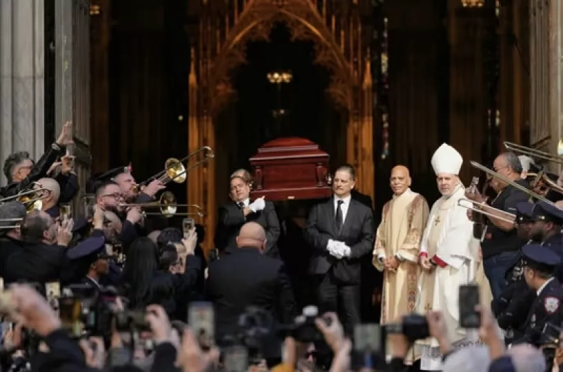 El féretro del cantante se mantuvo en la parte frontal de La Catedral, y el lugar sirvió de escenario para entonar algunas canciones de su autoría, tanto en inglés como en español.