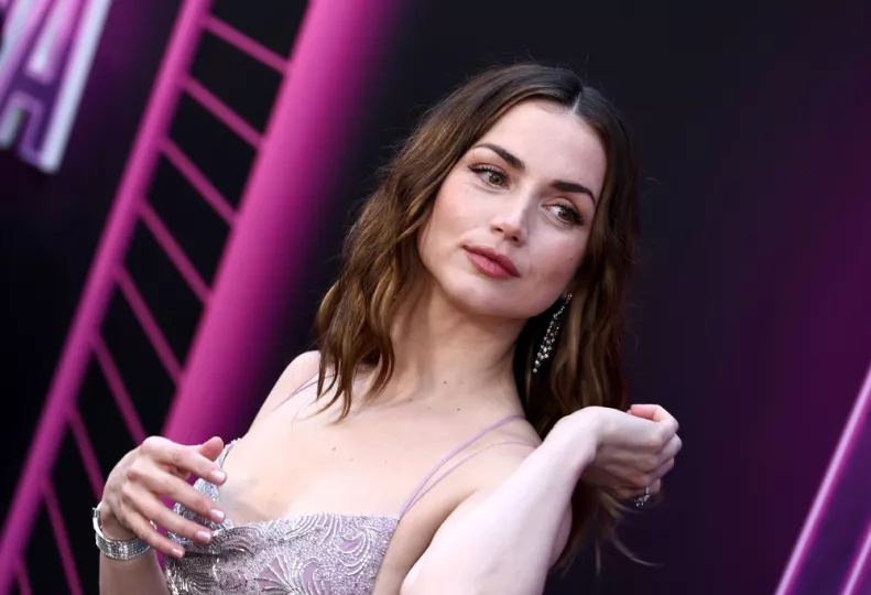 La actriz cubana Ana de Armas en la Paris Fashion Week.