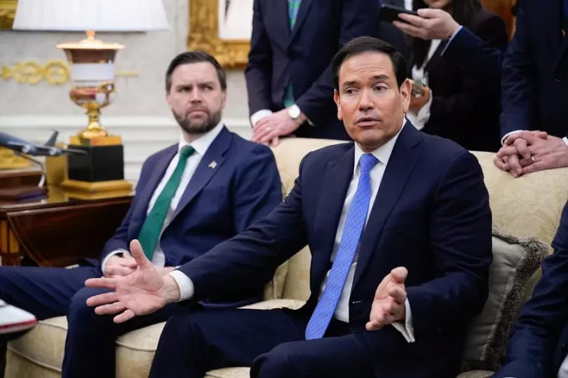 Marco Rubio, secretario de Estado estadounidense (der.) y el vicepresidente del país, J. D. Vance (izq.).