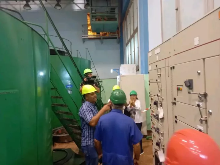 Foto de archivo de trabajadores en la hidroeléctrica Hanabanilla.