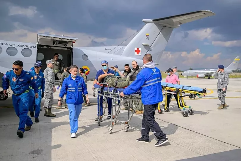 Las autoridades atendiendo a las víctimas tras la caída del avión Hércules C-130 de la Fuerza Aérea Colombiana.