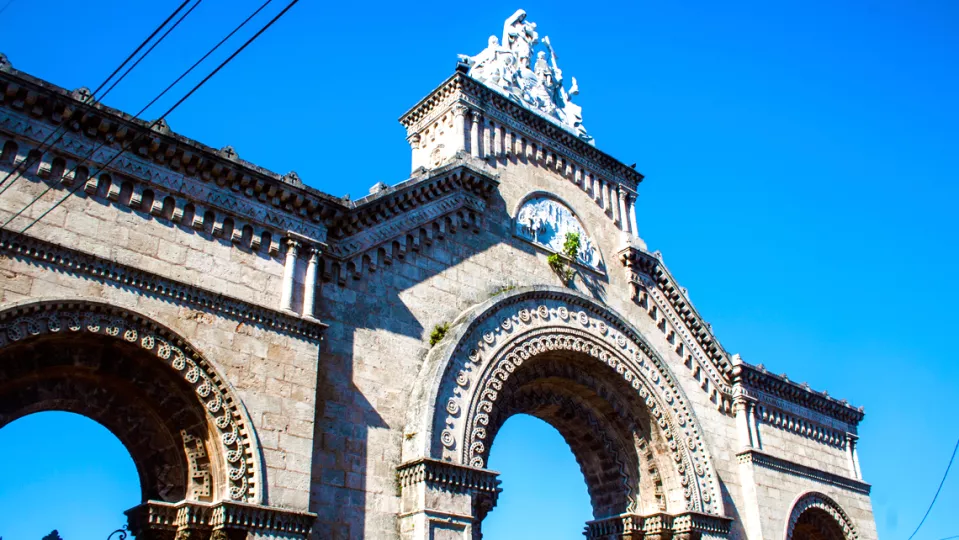 Si el cementerio está declarado Monumento Nacional —como la Necrópolis Cristóbal Colón—, hay pasos adicionales ante el Registro de Bienes Culturales que opera en la propia oficina del cementerio para la adjudicación de bienes funerarios. 